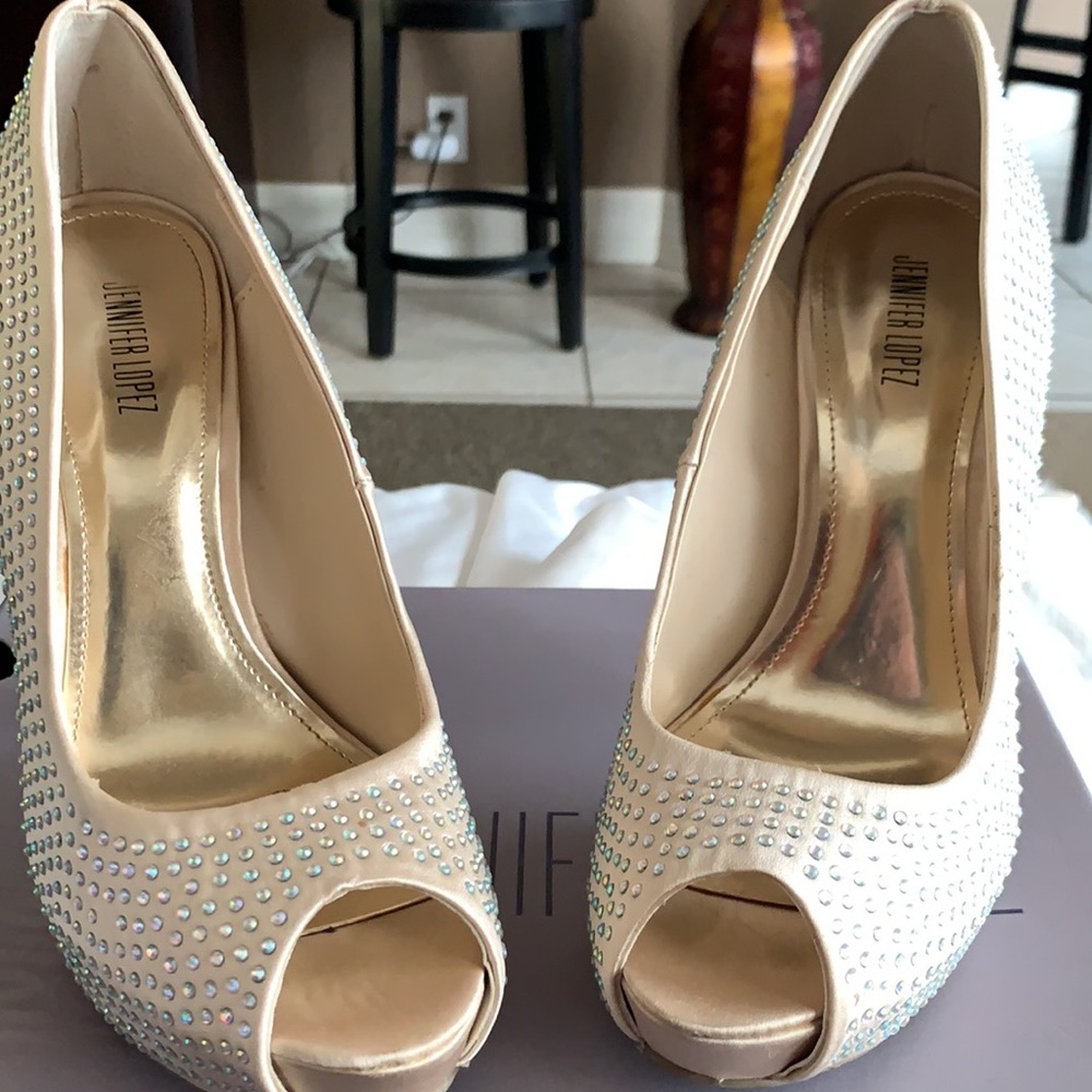 ❤️‍🔥High heel shoes by J LO❤️‍🔥 NEGOTIABLE ❤️‍🔥